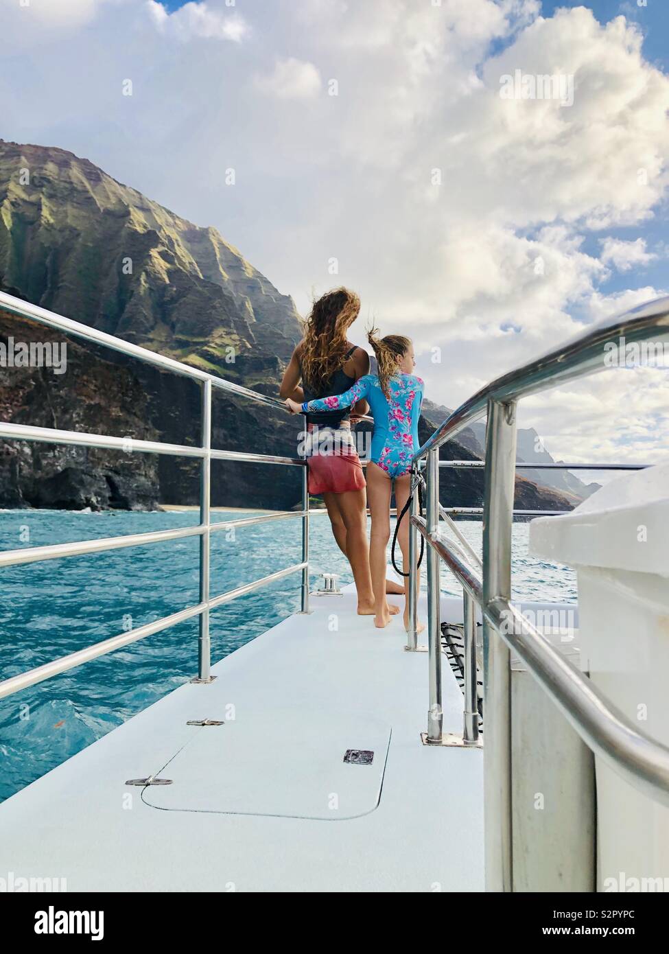 Les filles sur bateau de croisière sur la côte Napali, Kauai, Hawaï. Banque D'Images