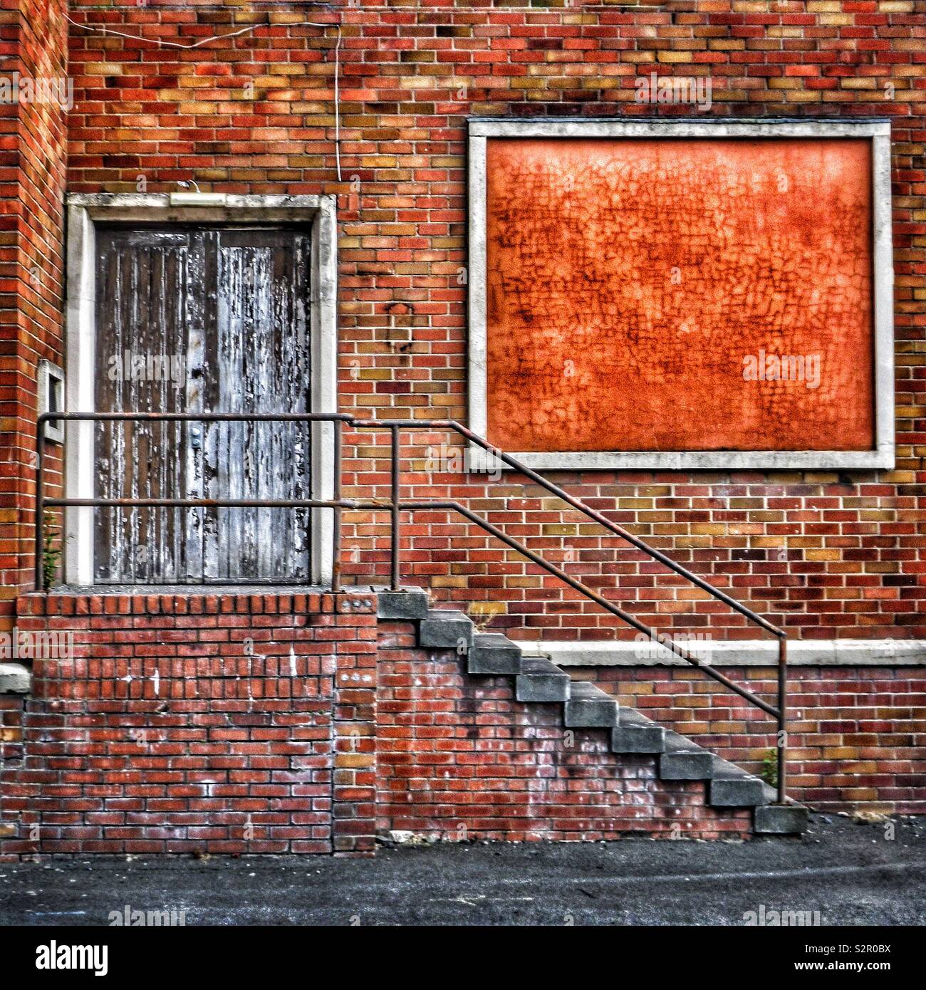 Fenêtre rouge et mur rouge dans un ancien bâtiment d'usine vacante - Image de stock capturée avec un smartphone
