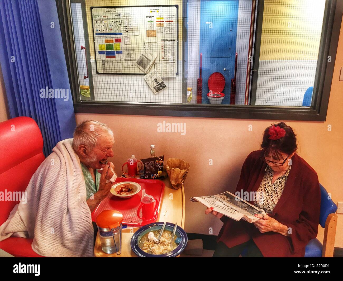 Manger des aliments de l'hôpital du patient Banque D'Images