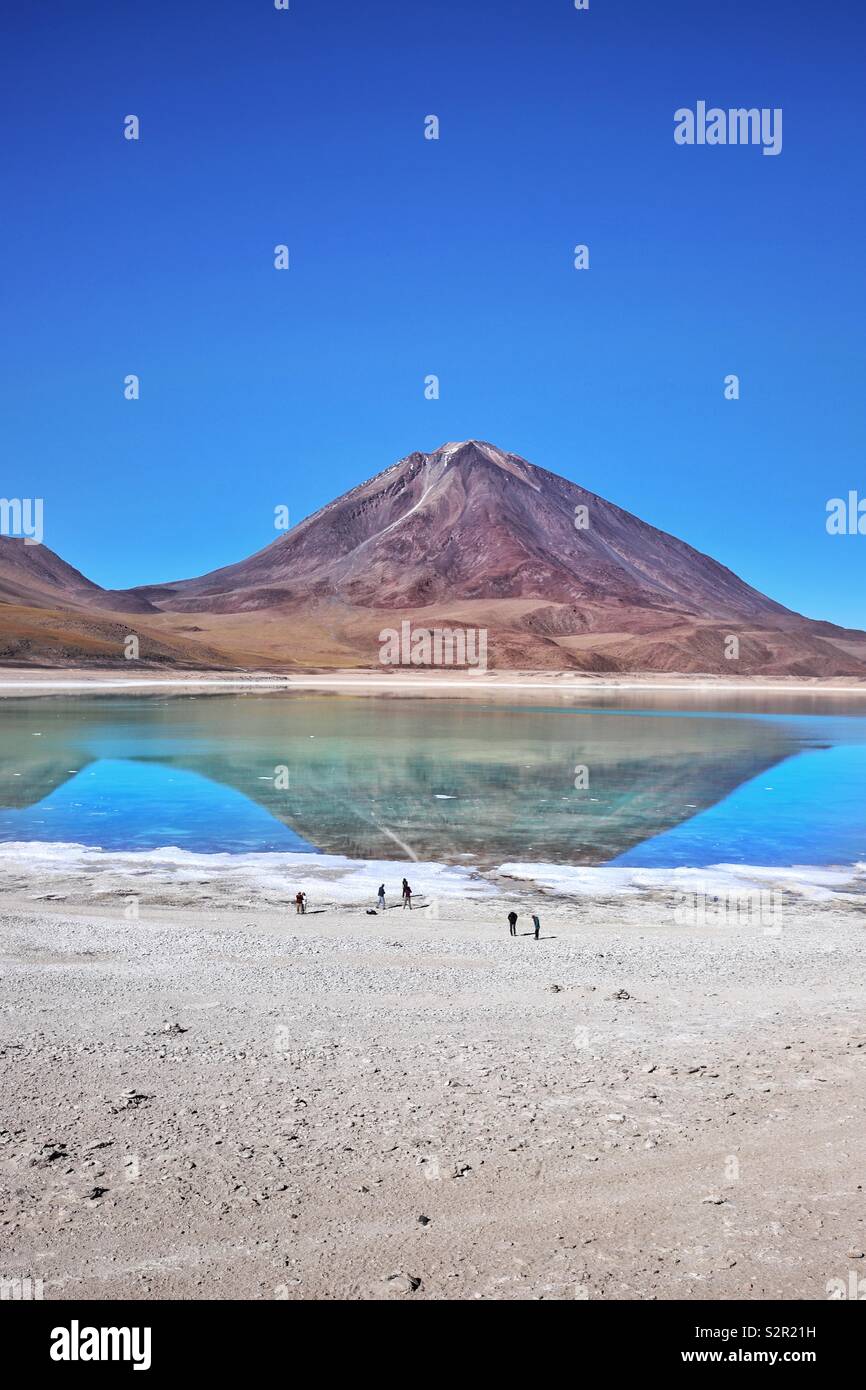 Laguna Verde ou Green Lagoon en Bolivie à 4300m avec Licancabur volcan et enneigés des PIC. L'Amérique du Sud, Uyuni, Salt Flats Banque D'Images