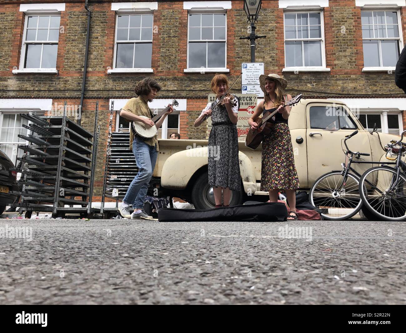 Des musiciens qui jouent dans la rue Columbia Road Market est de Londres. Banque D'Images