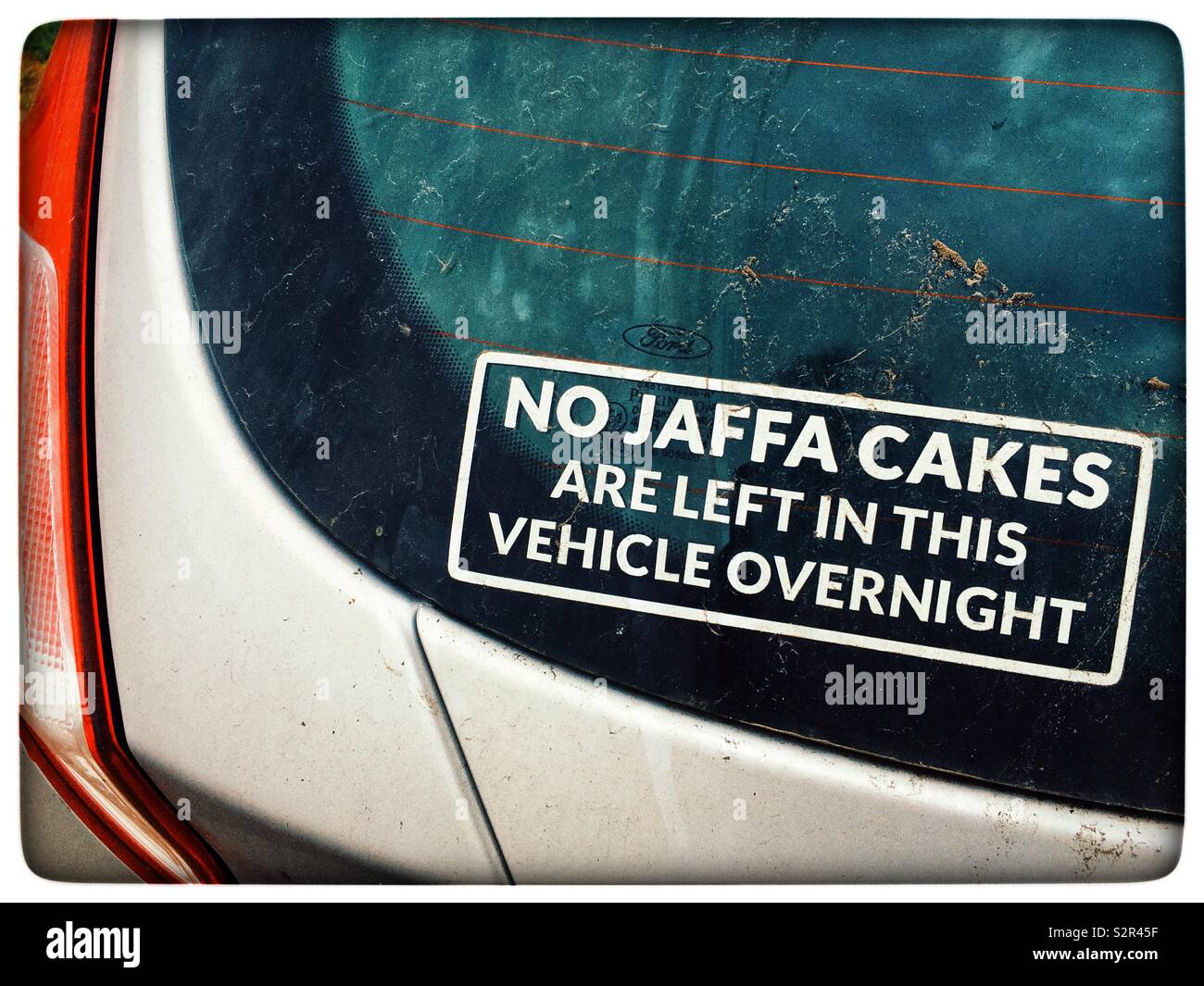 Pas de gâteaux Jaffa sont laissés dans ce véhicule nuit sign - Image de stock capturée avec un smartphone Pas de gâteaux Jaffa sont laissés dans ce véhicule nuit sign - Image de stock capturée avec un smartphone