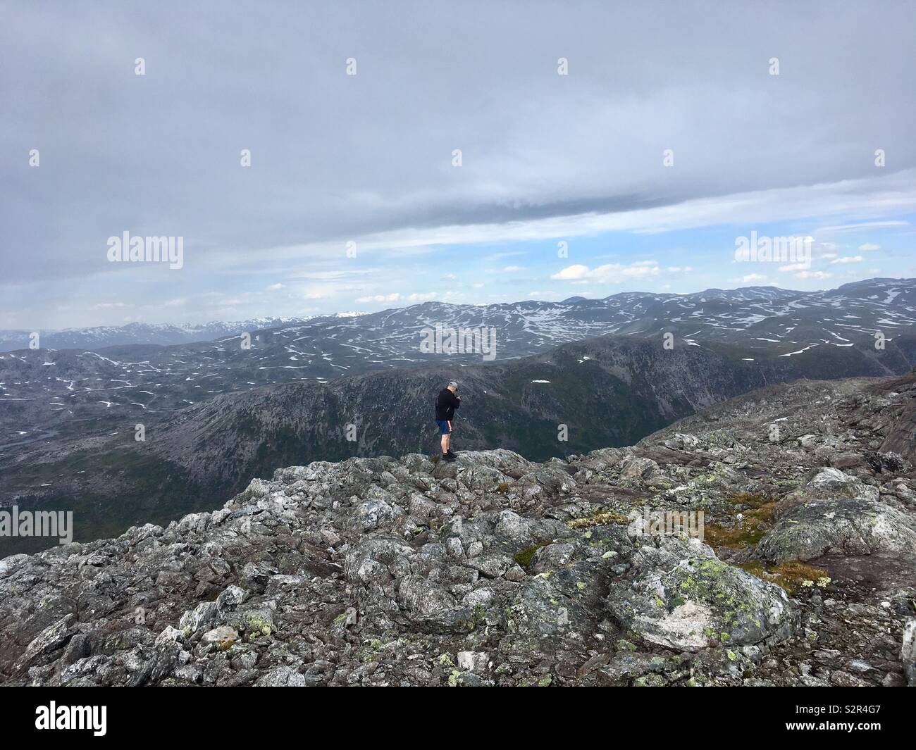 Au sommet de la montagne dans l'ouest de la Norvège avec vue. Banque D'Images