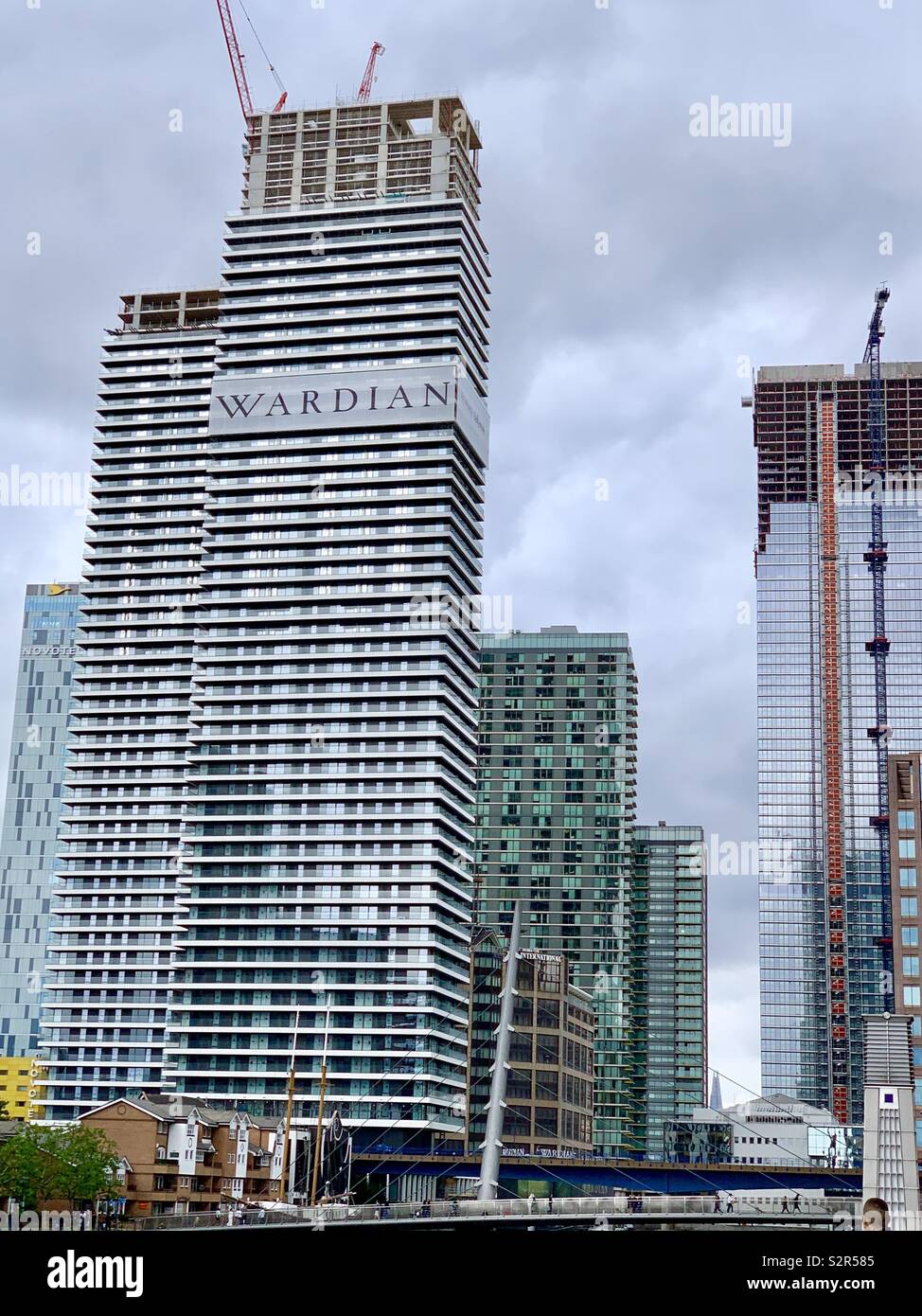 Londres, Royaume-Uni - 15 juin 2019 : Wardian gratte-ciel résidentiel en construction à Canary Wharf. Banque D'Images