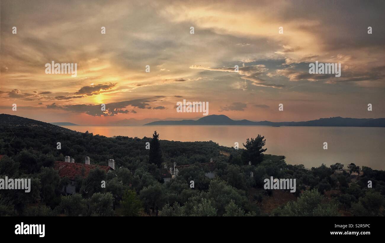 Une vue panoramique d'un coucher de soleil au lac Bafa Turquie Banque D'Images