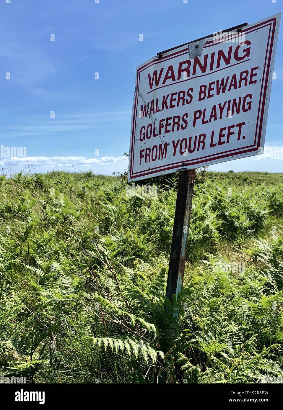 Inscrivez-vous dans les fougères sur le golf corse marcheurs d'avertissement Banque D'Images