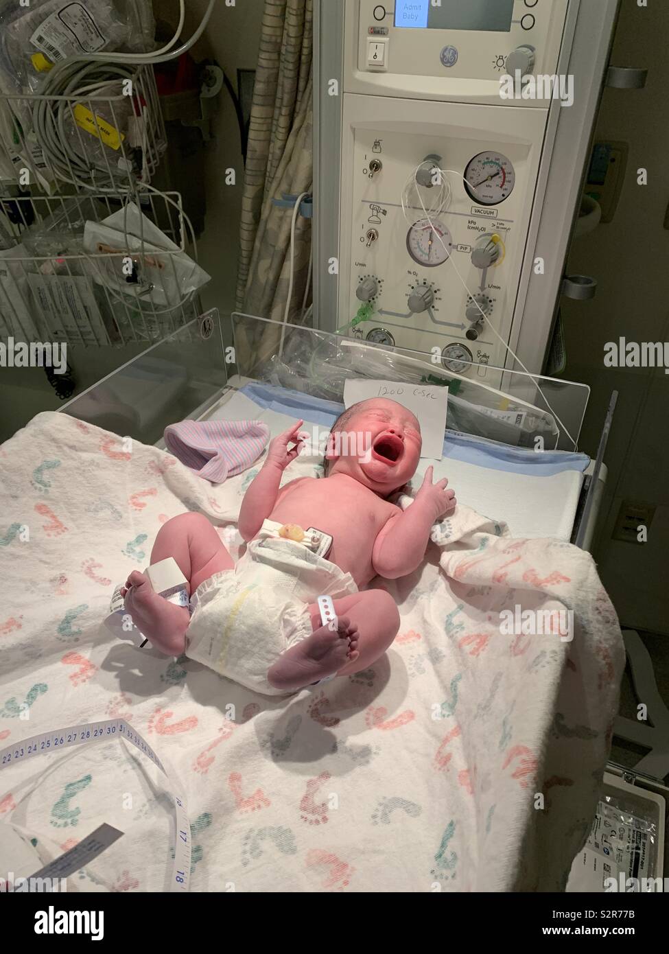 Bébé nouveau-né dans l'unité à l'hôpital de soins prénataux Banque D'Images