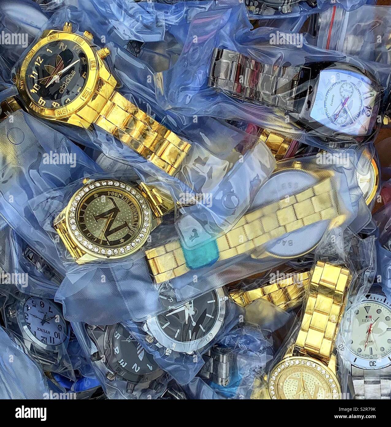 Fouillis de montres dans des sacs en plastique Banque D'Images