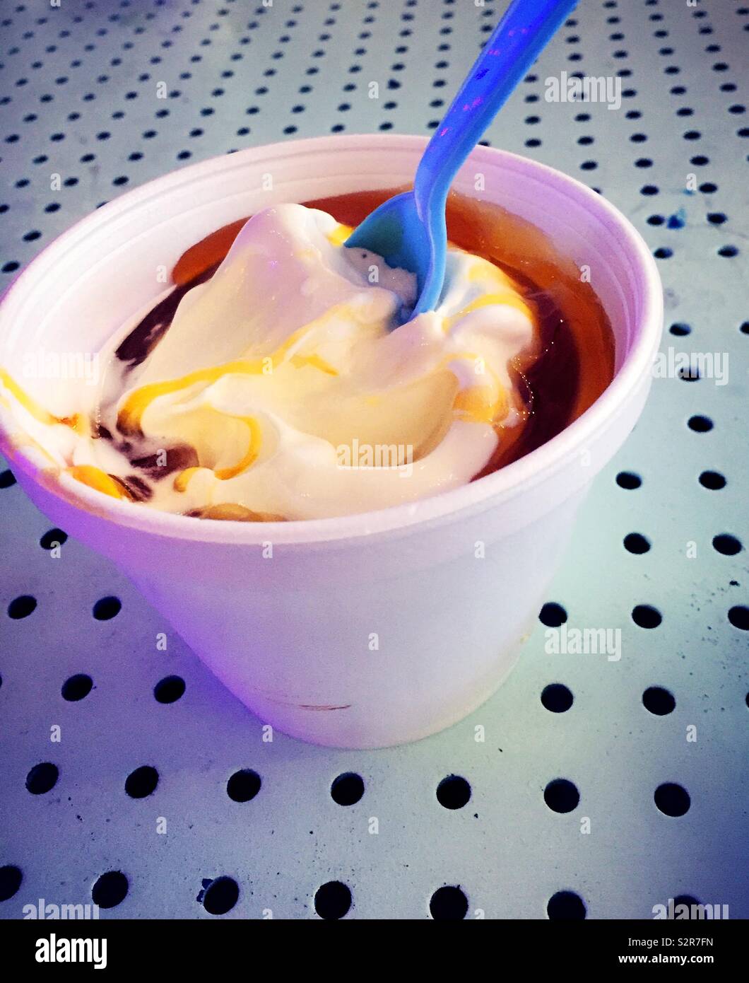 La crème glacée au caramel dimanche avec topping Banque D'Images