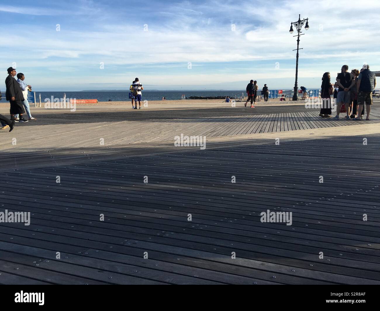 Promenade à Coney Island, Brooklyn NY le long d'une journée de printemps, car les gens se promener. Banque D'Images