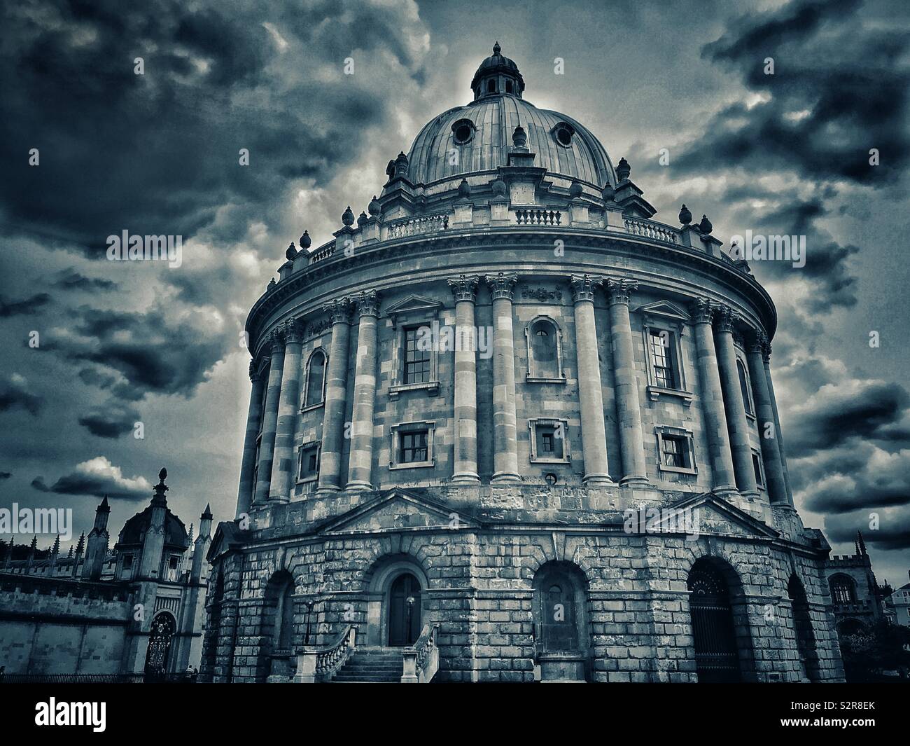 Une image de l'atmosphère de la Radcliffe Camera bâtiment dans la zone centrale d'Oxford, en Angleterre. Ce bâtiment est utilisé comme une bibliothèque de référence et fait partie intégrante de l'Université d'Oxford. © CH. Banque D'Images