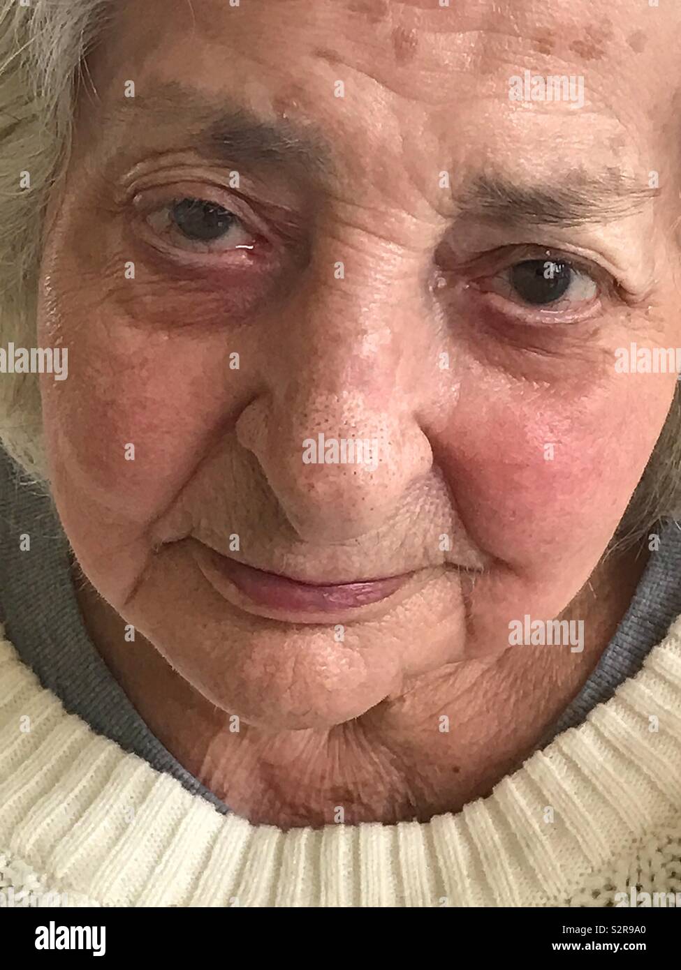 Jolie vieille dame regardant la caméra. Voir de très près. Banque D'Images