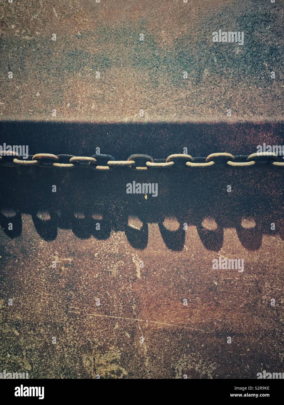 Chaîne rouillée contre rusty background - Image de stock capturée avec un smartphone