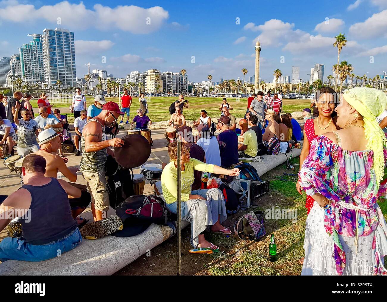 Vendredi après-midi par le parti de tambourinage Mer Méditerranée à Tel-Aviv. Banque D'Images