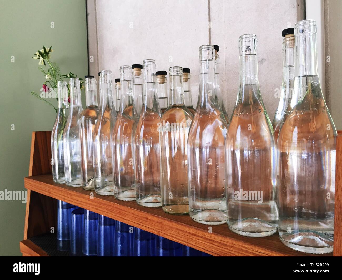 Une ligne rétro-éclairés du verre bouteilles d'eau dans un restaurant, USA Banque D'Images