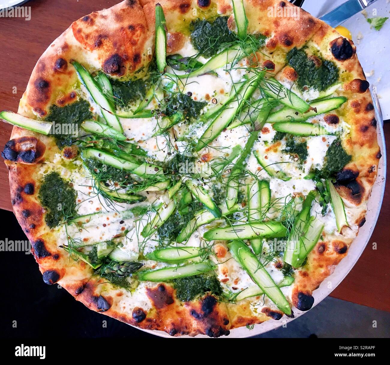 Un pesto d'asperges et gourmet pizza servi dans un restaurant à New York City, USA Banque D'Images