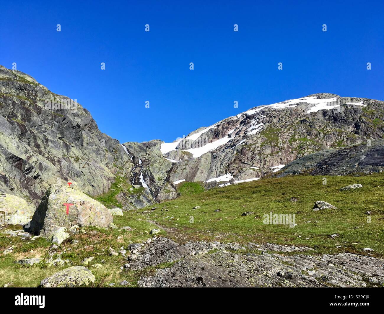 À la suite de l'T les marquages du Norwegian association de randonnée sur une montagne randonnée pédestre. Banque D'Images