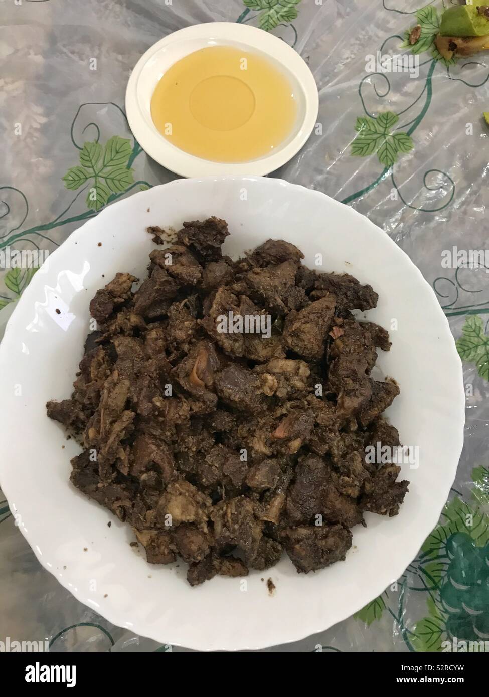 Plat de viande préférée avec du miel, servi principalement au cours de l'Eid en Oman Banque D'Images