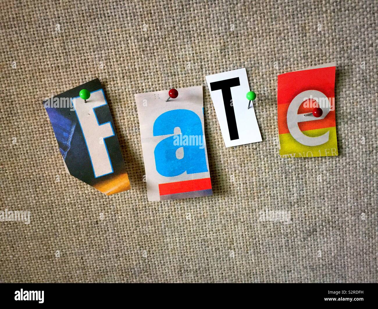 Le mot sort sur un babillard avec ransom note effet typographie - Image de stock capturée avec un smartphone