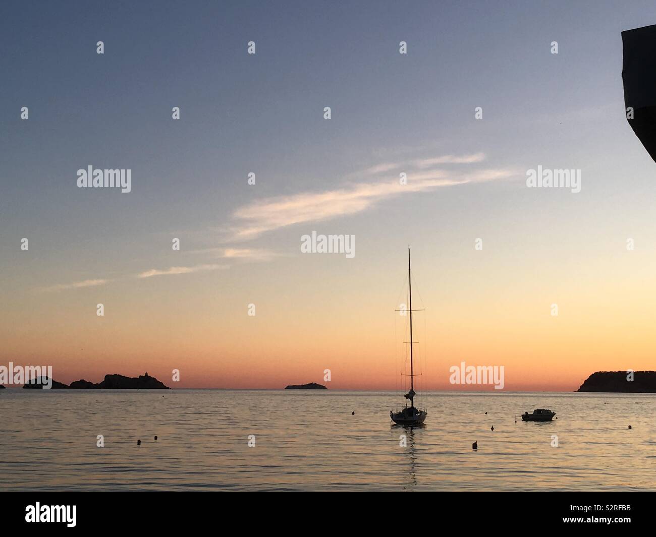 Seaview de coucher du soleil à partir de la plage de Lapad à Dubrovnik en Croatie. Banque D'Images