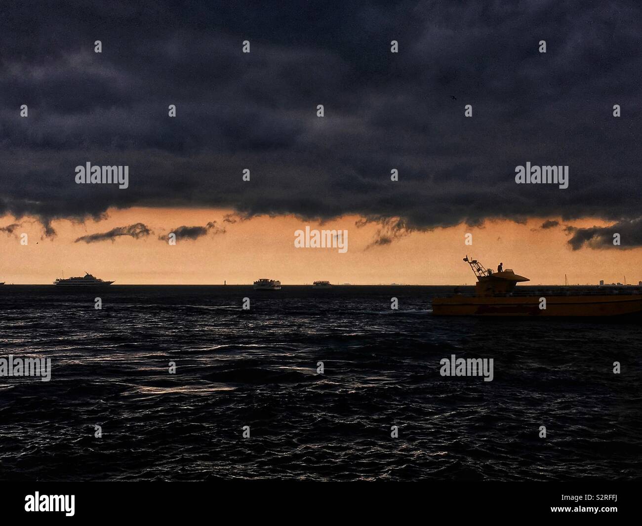 Se précipitant en bateau accueil à partir du milieu du lac Michigan de courir loin de l'énorme et sombres nuages de tempête en colère brewing frais généraux. - Image de stock capturée avec un smartphone