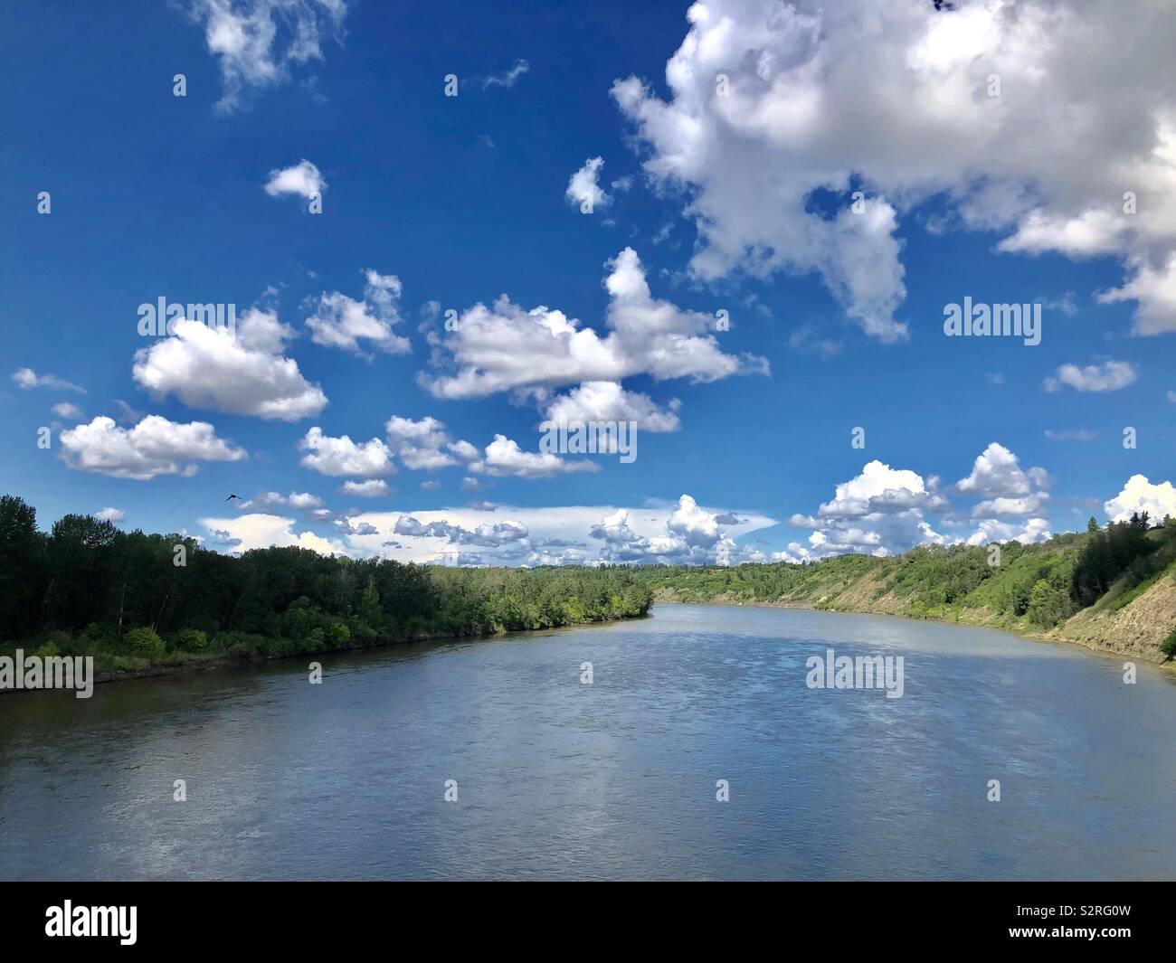 Ciel bleu et nuages au-dessus de la rivière Saskatchewan Nord Banque D'Images