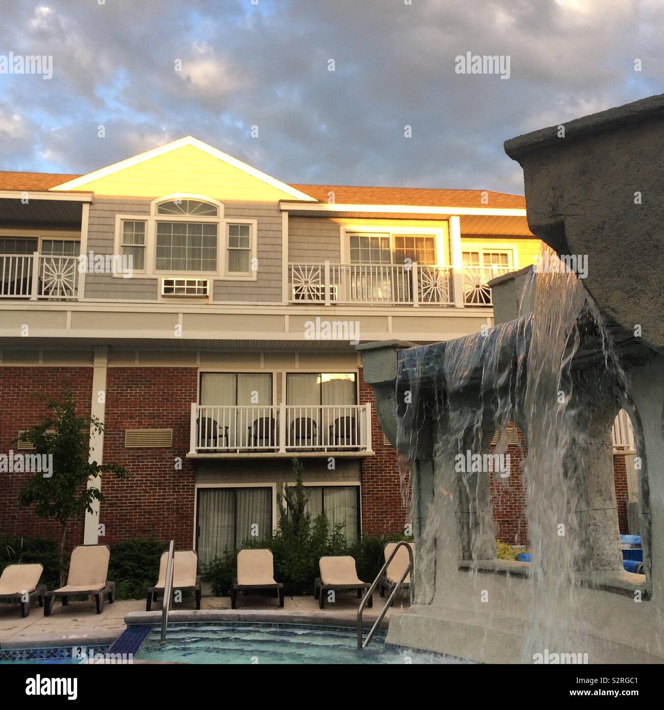Chute d'eau à la piscine en plein air à la Cape Codder Resort & Spa, Hyannis, Cape Cod, Massachusetts, United States. - Image de stock capturée avec un smartphone