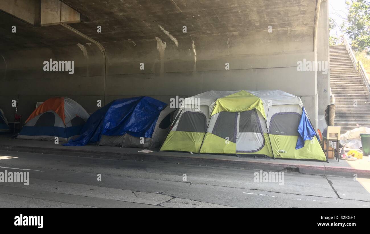 LOS ANGELES, CA, juin 2019 : tentes de sans-abri le trottoir bloc suivant pour escaliers, en vertu de l'autoroute 101 dans la région de Echo Park area - Image de stock capturée avec un smartphone