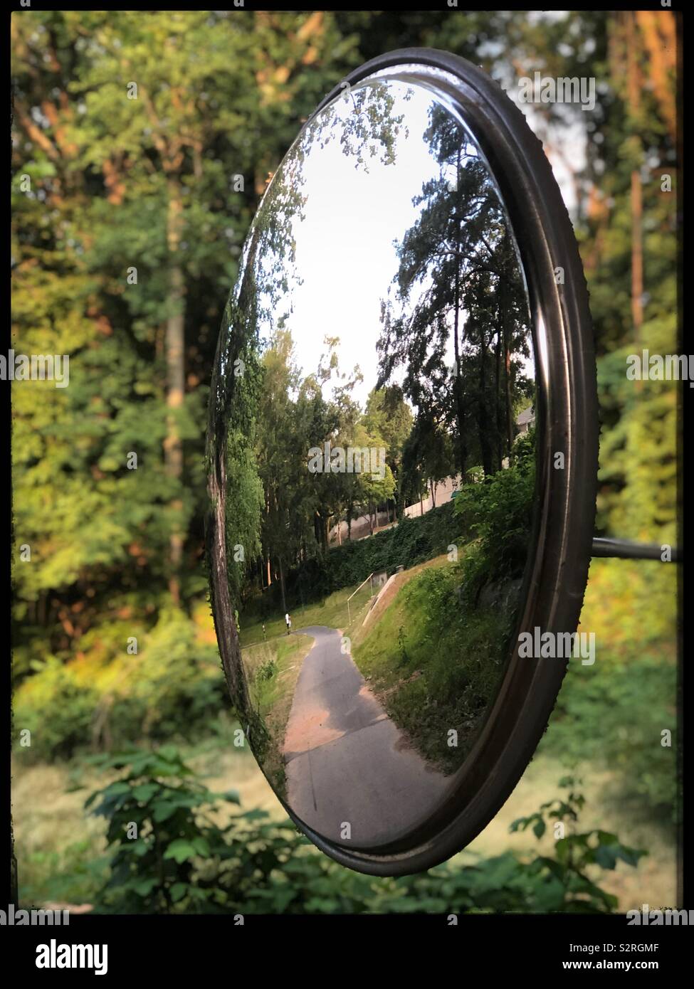 Miroir concave dans le parc Photo Stock - Alamy