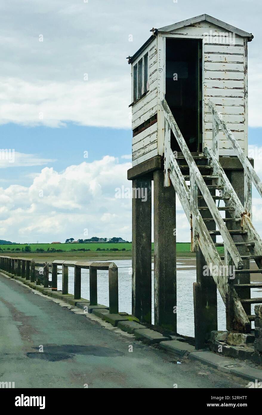 Le refuge en bois cabane pour personnes bloquées par la marée sur l'île sacrée causeway - Image de stock capturée avec un smartphone