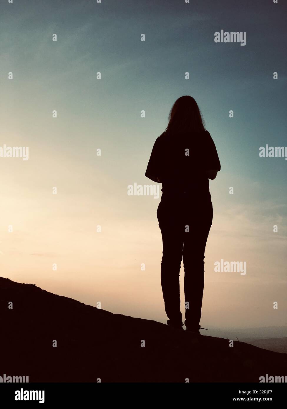 Silhouette d'une femme se tenait sur un rocher - Image de stock capturée avec un smartphone