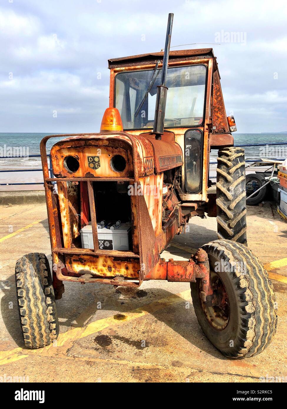 Rusty old station tracteur garé sur une cale de construction côtière Banque D'Images