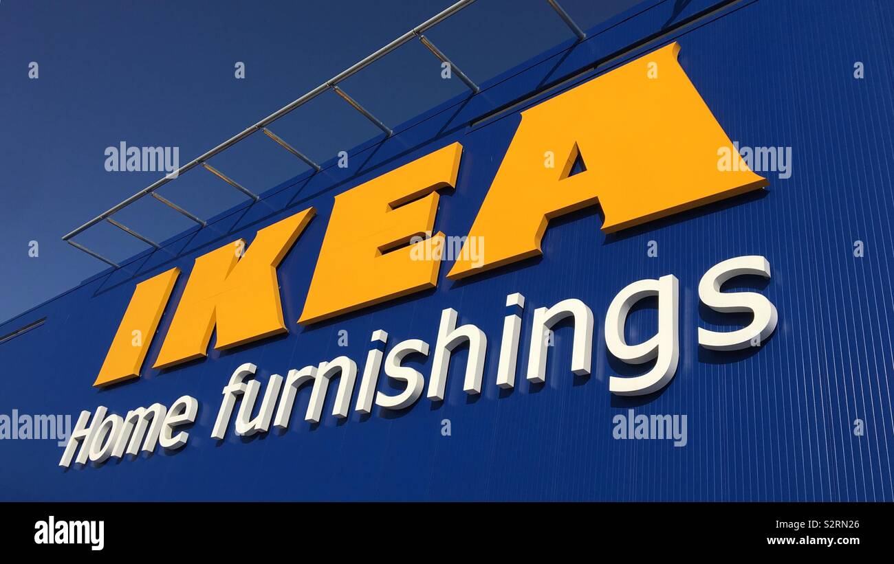 BURBANK, CA, juin 2019 : IKEA home furnishing store signalisation jaune et bleu distinctif - Image de stock capturée avec un smartphone