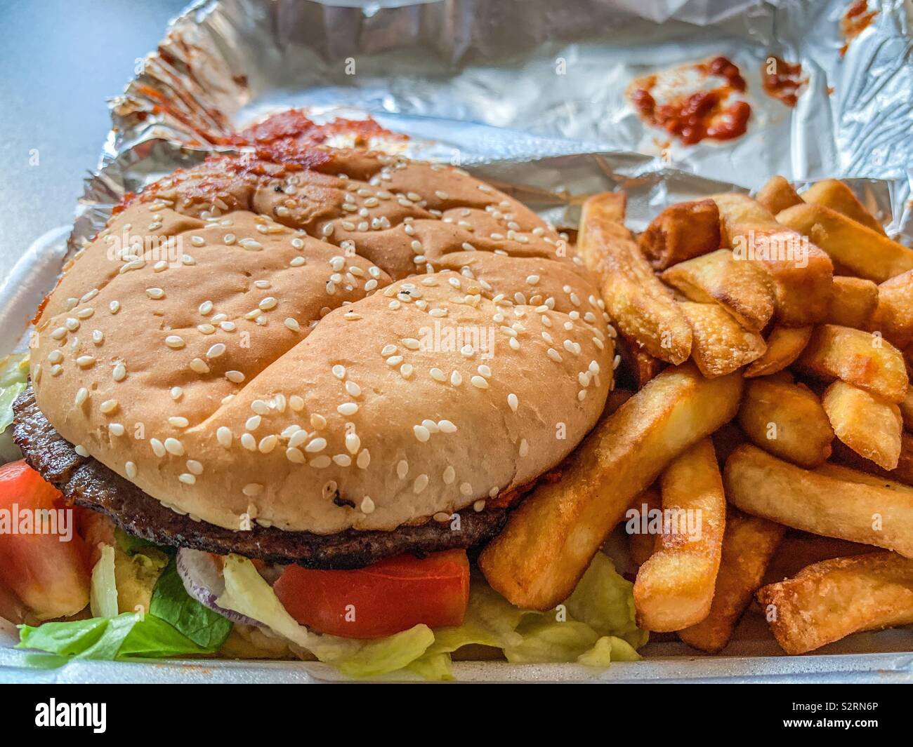 Burger fromage et chips Banque D'Images