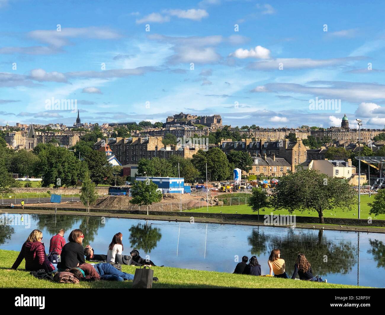 Voir d'Édimbourg avec le Château d'Édimbourg à partir de Inverleith Park, Ecosse Banque D'Images