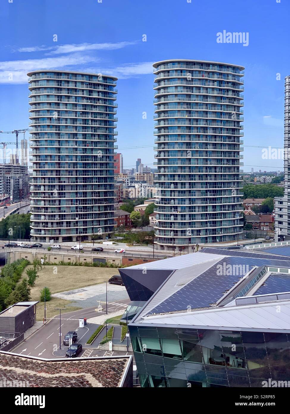 Canning Town, UK - 5 juillet 2019 : le développement d'appartements Hoola gratte-ciel dans le quartier de Newham de Londres. Banque D'Images
