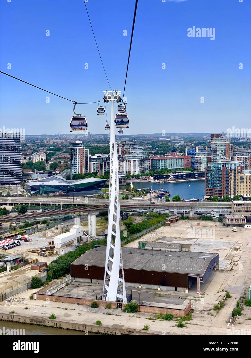 Greenwich, Royaume-Uni : 5 Juillet 2019 : Le téléphérique Emirates Air Line entre le Royal Victoria Dock et la péninsule de Greenwich. Banque D'Images