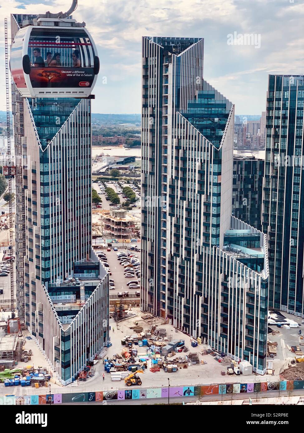 Greenwich, Royaume-Uni - 5 juillet 2019 : téléphérique Emirates Air line voyages cabine spectaculaire des immeubles de grande hauteur sur la péninsule de Greenwich. Banque D'Images