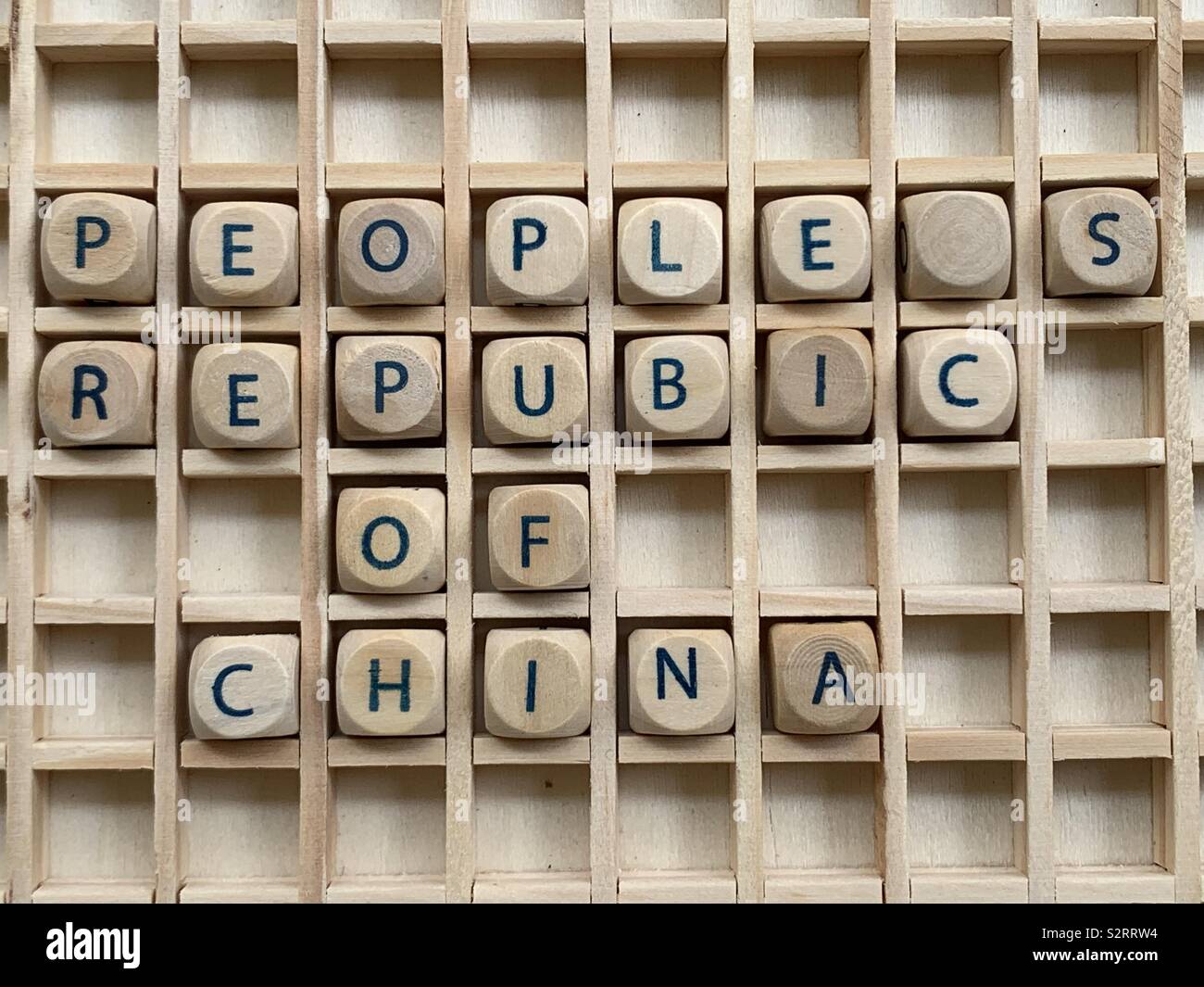 République populaire de Chine, pays nom composé avec cube de bois lettres dés Banque D'Images