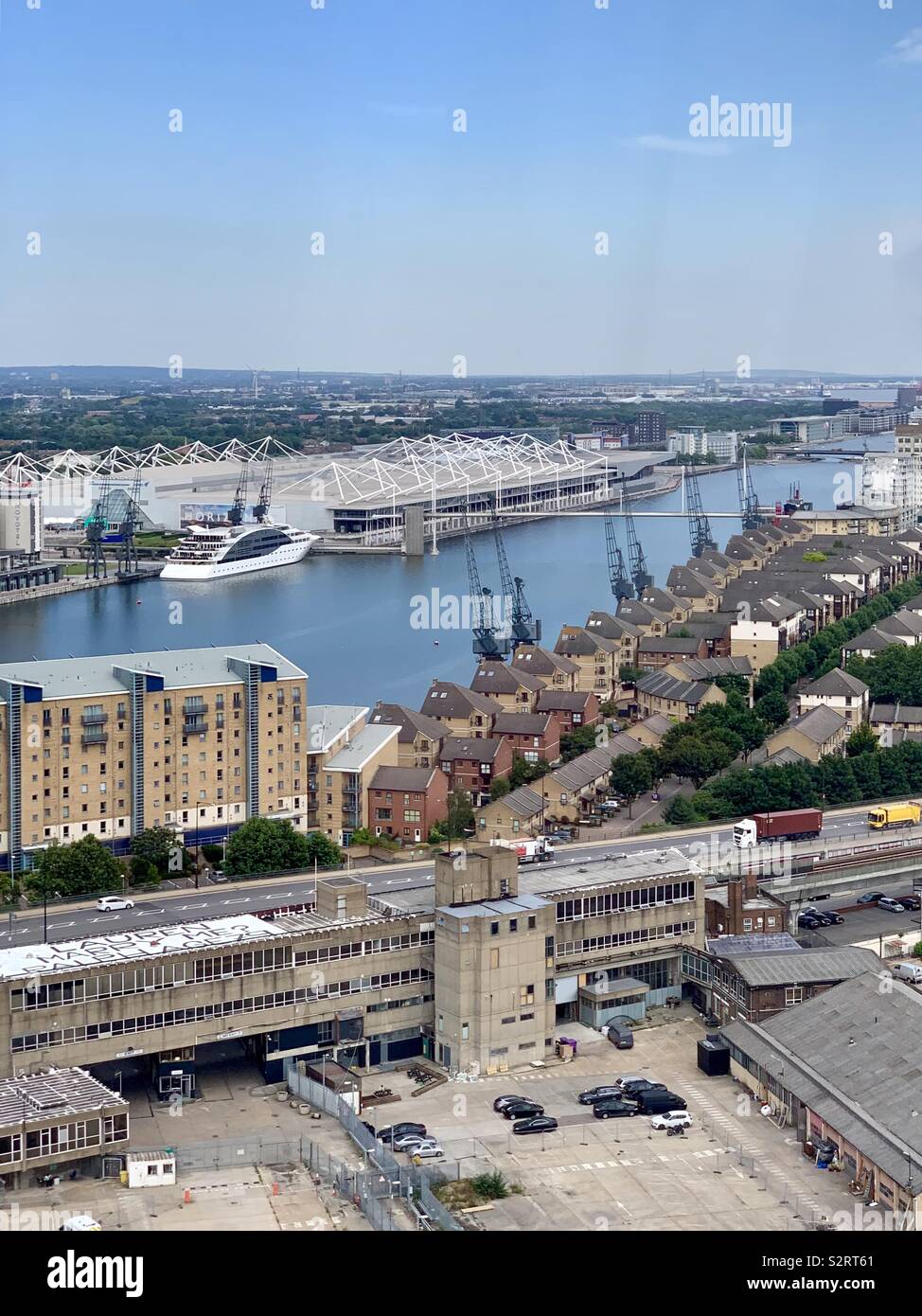 Londres, UK - 5 juillet 2019 : vue depuis le téléphérique. Silvertown au premier plan. Royal Victoria Dock, et le centre de conférence Excel. Banque D'Images