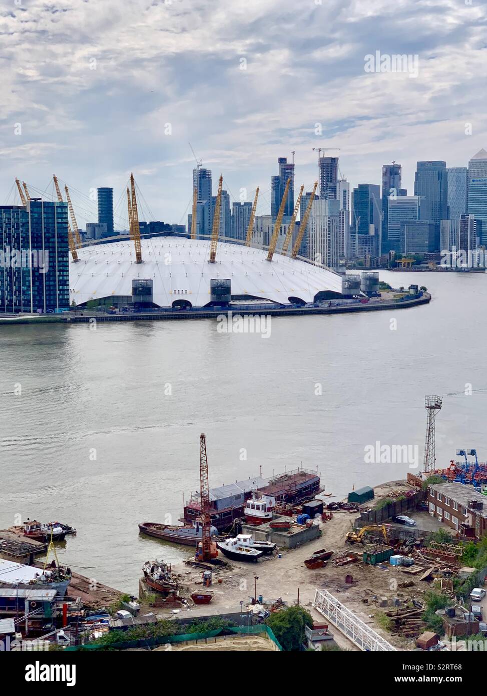 Greenwich, Royaume-Uni - 5 juillet 2019 : l'arène 02 vu de l'autre côté de la Tamise, le téléphérique Emirates Air Line. Canary Wharf, au loin. Banque D'Images