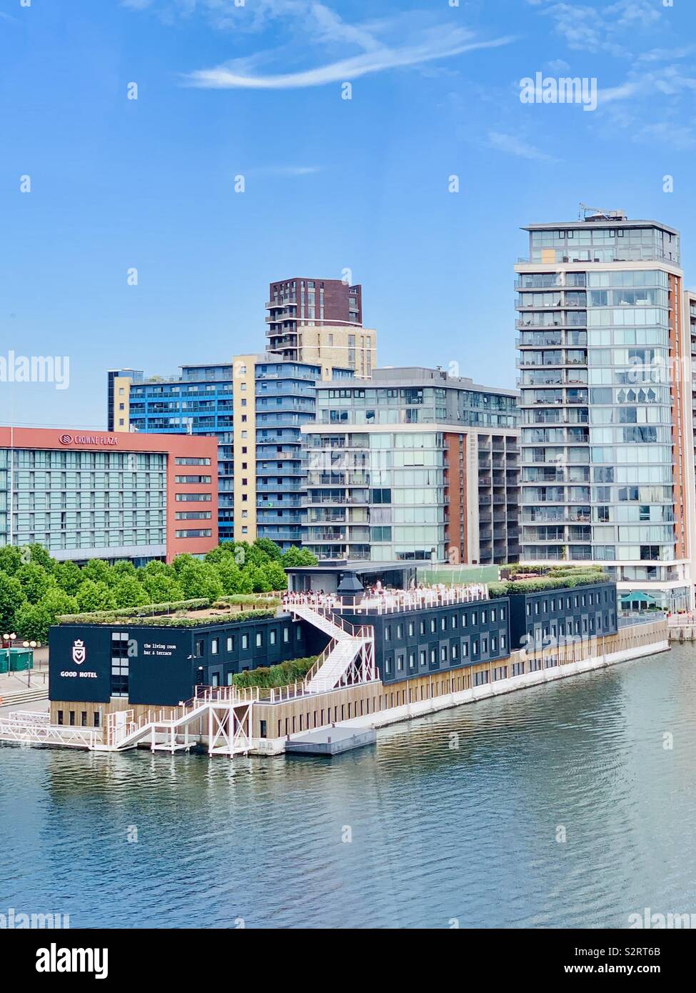 Canning Town, UK - 5 juillet 2019 : les hôtels et les immeubles à appartements par le Royal Victoria Dock. Banque D'Images