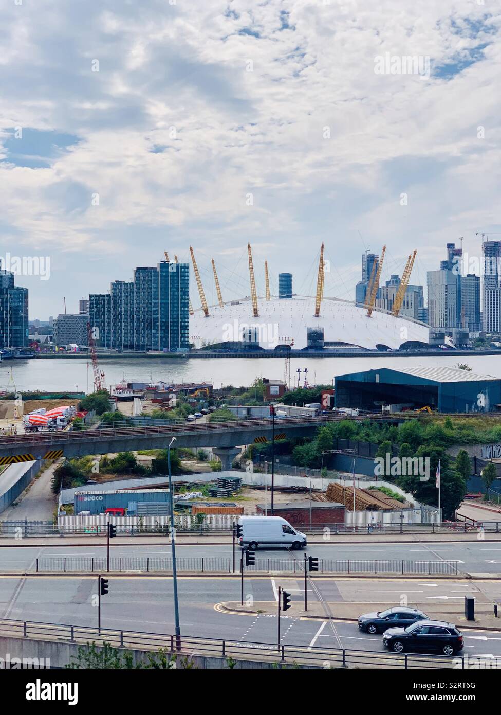 Greenwich, Royaume-Uni - 5 juillet 2019 : l'O2 Arena vu de l'autre côté de la Tamise sur Emirates Air Line le trajet en téléphérique. Banque D'Images