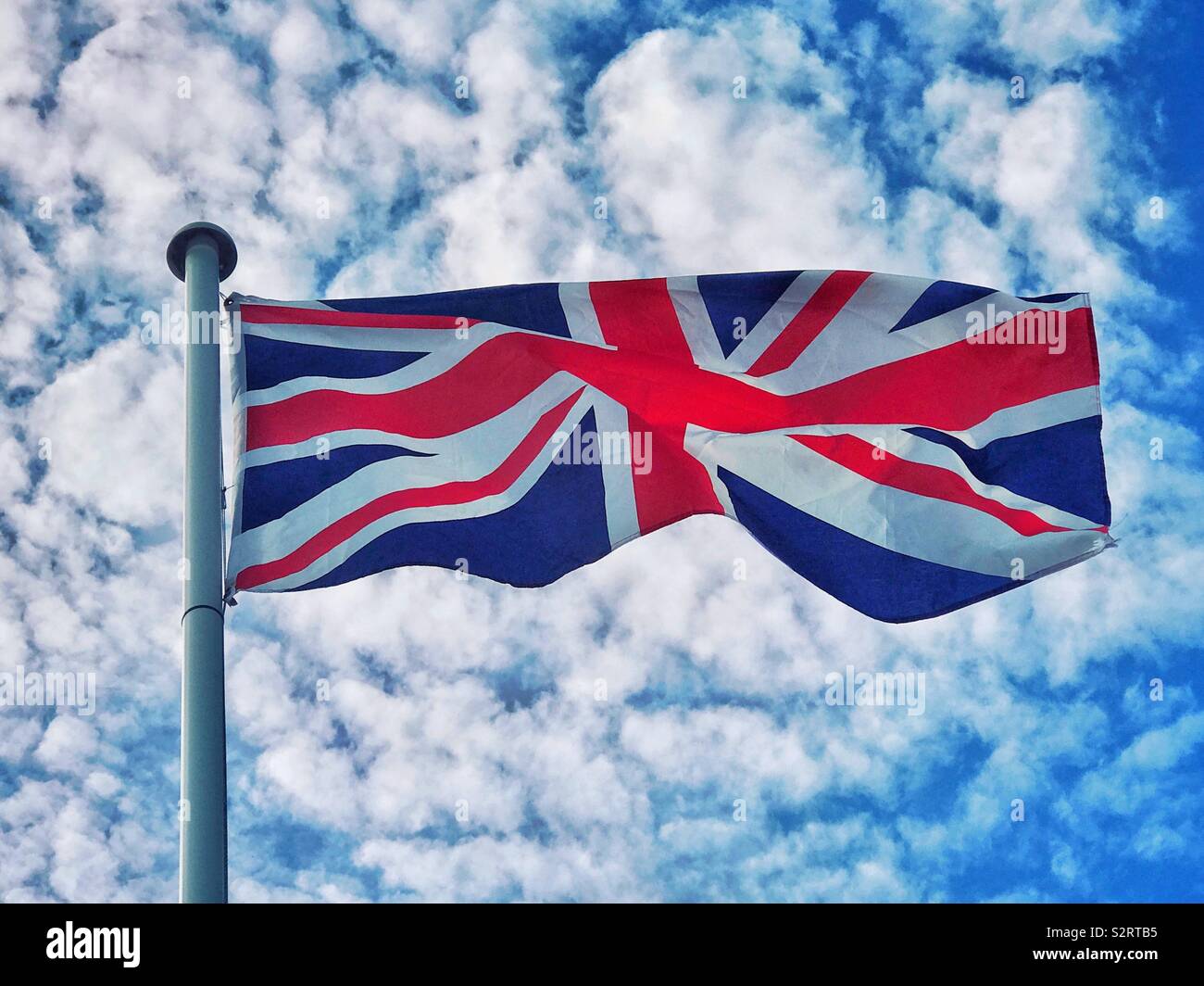 Le pavillon du Royaume-Uni, savoir que le drapeau de l'Union ainsi que l'Union Jack. La couleur rouge représente l'Angleterre. La couleur bleue indique l'Ecosse. Crédits photos - © COLIN HOSKINS. - Image de stock capturée avec un smartphone