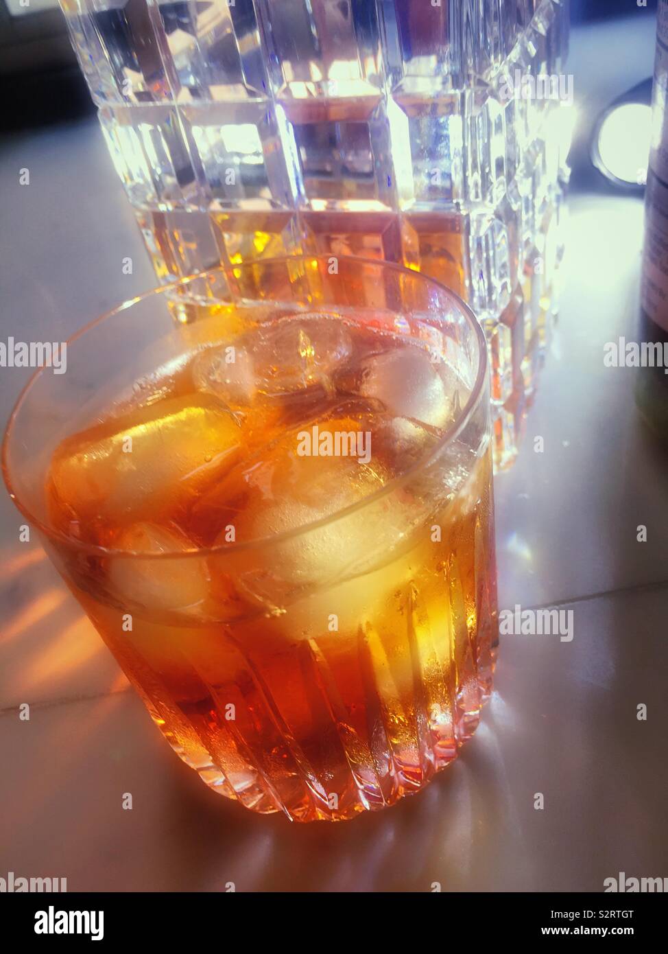 Close up d'un vieux bourbon mode cocktail dans un verre de cristal, USA - Image de stock capturée avec un smartphone
