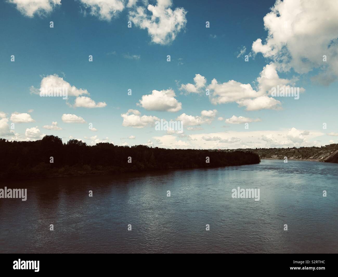 Ciel bleu et nuages au-dessus de la rivière Saskatchewan Nord Banque D'Images