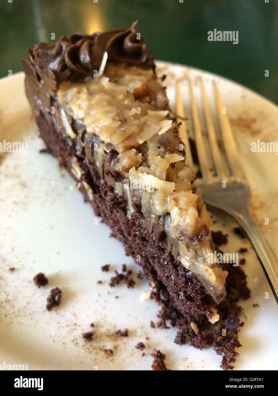 Une Tranche De Gateau De Chocolat Allemand Vegan Dans Une Assiette Photo Stock Alamy
