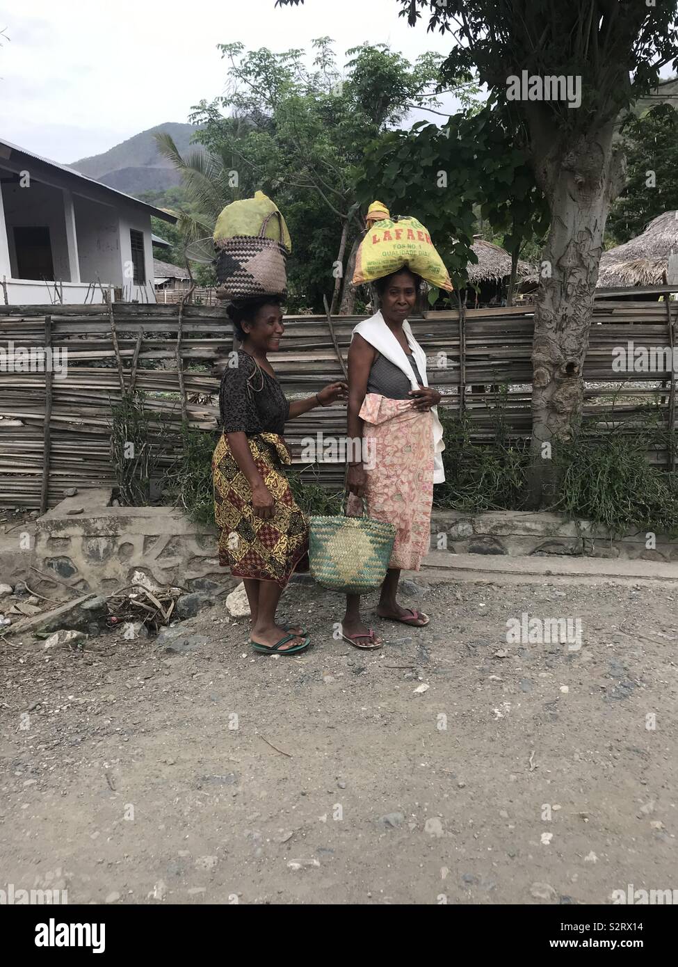 Les femmes transportant de la nourriture au marché, le Timor Leste Banque D'Images