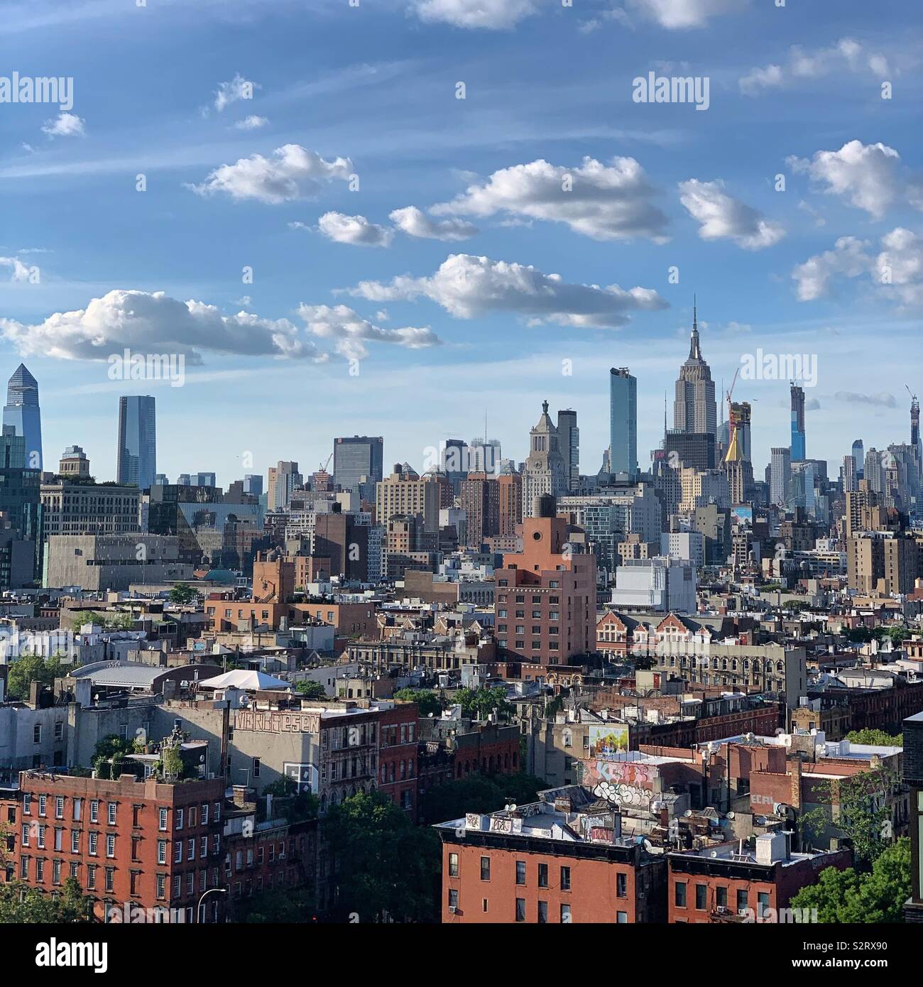 Vue vers le Nord, en direction de Midtown Manhattan, le Lower East Side, New York City - Image de stock capturée avec un smartphone