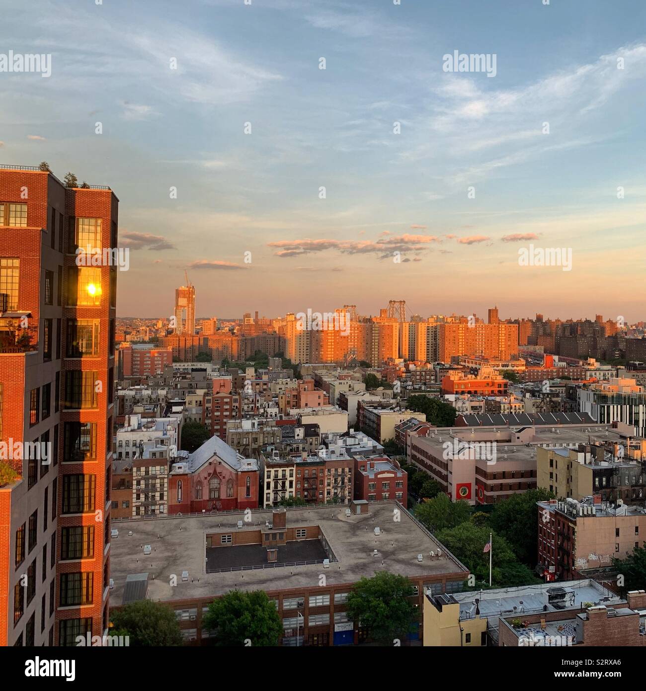 Une vue sur le coucher du Lower East Side, New York City - Image de stock capturée avec un smartphone